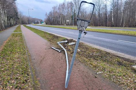 Skrzynka skarg Połamana latarnia na drodze rowerowej a urzędnicy