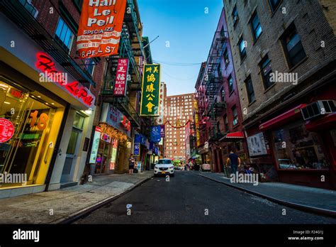 Pell Street In Chinatown Manhattan New York Stock Photo Alamy