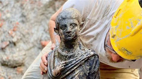 Italia Extrae Del Barro 24 Estatuas Etruscas Y Romanas En Uno De Los