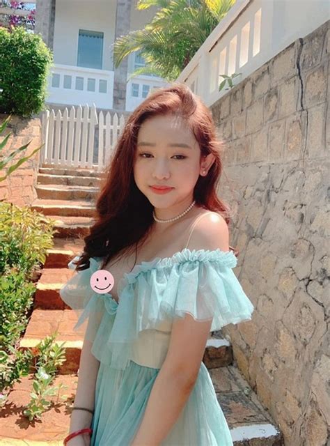 Hot girl Thúy Vi gặp sự cố khi livestream gây tranh cãi dữ dội