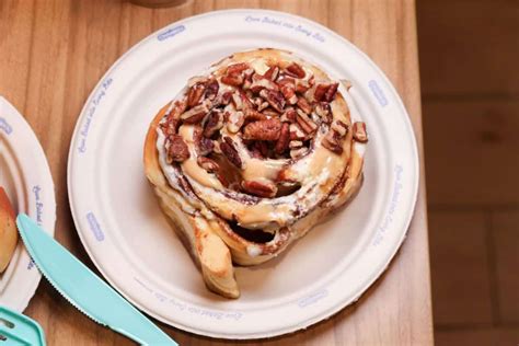 Cinnabon Singapore Famous Cinnamon Roll Shop Opening At Ion Orchard