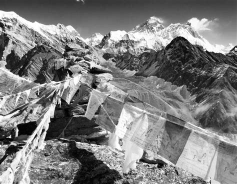 El Monte Everest Y Lhotse Con Las Banderas Budistas Del Rezo Foto De