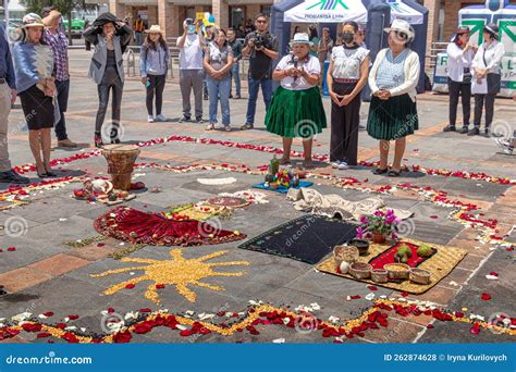 Grupo De Personas Sostiene Un Ritual Espiritual Chakana Foto De Archivo