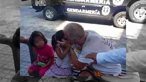 Este pedófilo besa a las niñas a cambio de comida y sus padres no lo