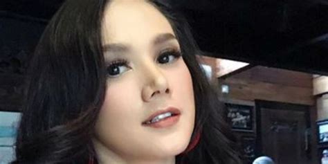 Panen Pujian Lihat Kecantikan Mulan Jameela Bak Boneka Barbie