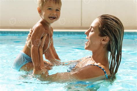 Madre Y Su Pequeño Y Lindo Hijo Nadando En La Piscina Al Aire Libre