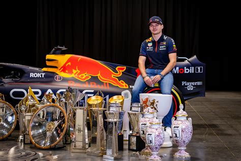 Verstappen en Pérez poseren met trofeeën van 2023 Audi bevestigt