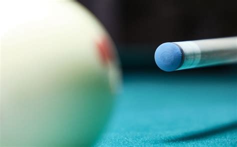 How to Chalk A Pool Cue? Must Read! - Guys Play Pool