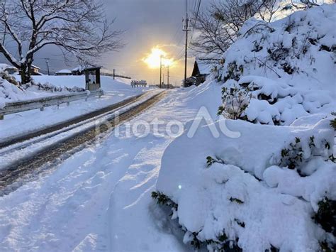 雪の積もった道 No 23168807｜写真素材なら「写真ac」無料（フリー）ダウンロードok