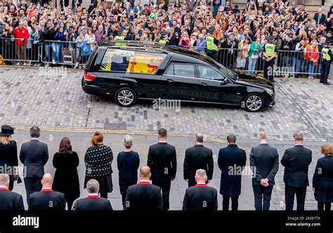 Le Corbillard Portant Le Cercueil De La Reine Élisabeth Ii Drapé Avec