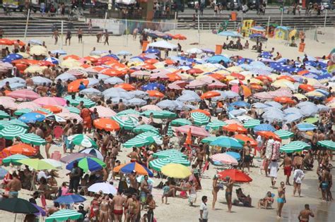 Praias lotadas no último dia do ano se durante o dia está fora de