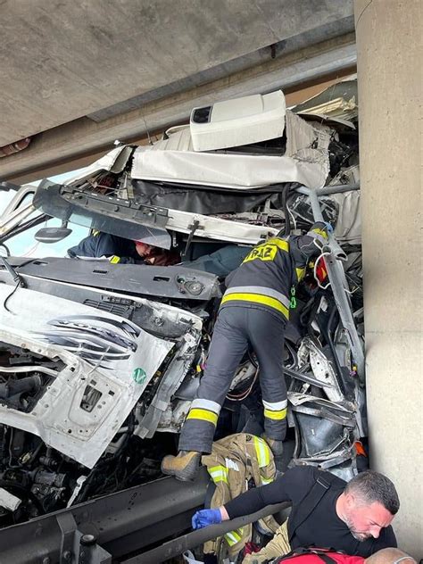 Wypadek śmiertelny Tir rozbity na S8 w Warszawie Utrudnienia w obu