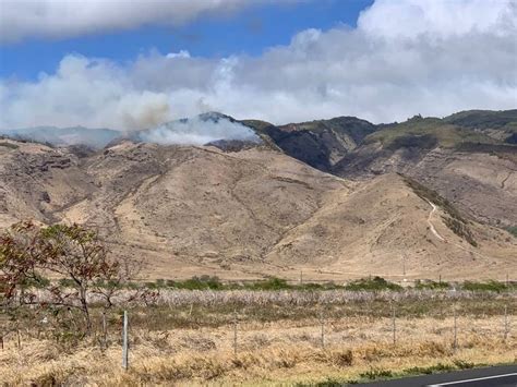 Maui brush fire closes roads, prompts evacuations as it continues to ...