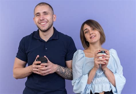 Jovem Casal Lindo Homem E Mulher Copos De Papel Olhando Sorrindo