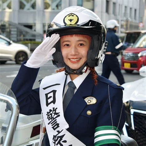 大阪府警察さんのインスタグラム写真 大阪府警察instagram「【三戸なつめさん 年末の交通事故防止キャンペーン】 曽根崎警察署と交通総務課は、令和5年11月20日、阪急うめだ