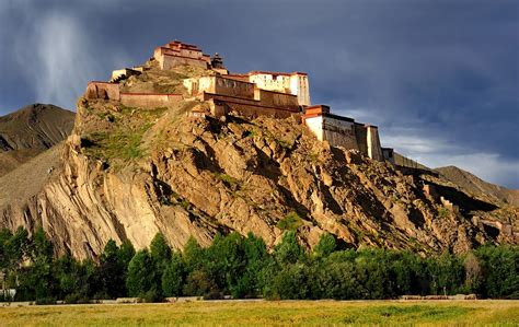 Gyantse Dzong Fortress Tibet Like To See The Pictures A Flickr