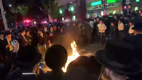 Orthodox Jews In Brooklyn Protest For Second Night Over New Covid 19