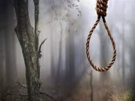 Dead Bodies Of Two Girls Found Hanging From A Tree In Hardoi पेड़ पर