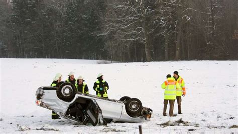 Auto überschlägt sich auf der A8 bei Ruhrdorf