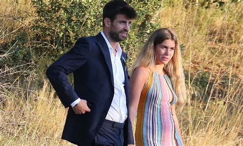 Clara Chía Y Piqué Muy Enamorados Y Paseando En Calles De París