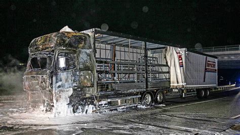 B Und Auffahrt Zur A Bei Neum Nster Gesperrt Lkw In Flammen