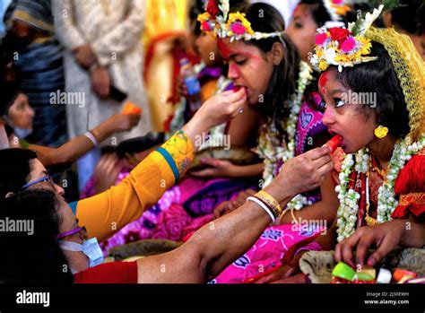 Junge Mädchen Werden Während Der Kumari Puja Von Ihren Müttern Im Adyapith Tempel Verehrt