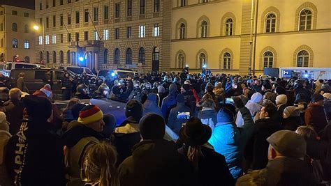 Menschen Auf Corona Demo In M Nchen Polizei Beamte