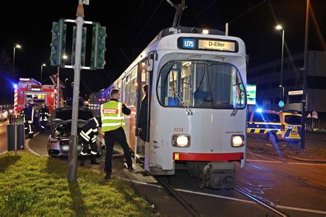 Verkehrsunfall In D Sseldorf Auto St T Mit Stra Enbahn Zusammen