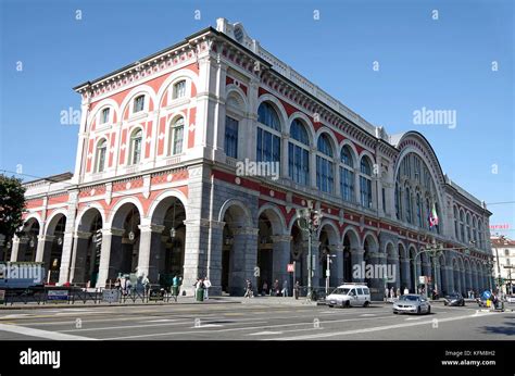 La Stazione Ferroviaria Di Porta Nuova A Torino Torino Italia Foto