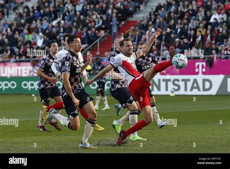 Utrecht L R Jay Idzes Of Go Ahead Eagles Isac Lidberg Of Go Ahead