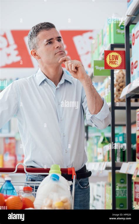 Hombre Haciendo Compras En El Supermercado Que Est Pensando Y