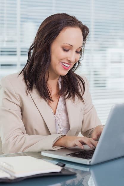 Empres Ria Sorridente Digitando Em Seu Laptop Foto Premium