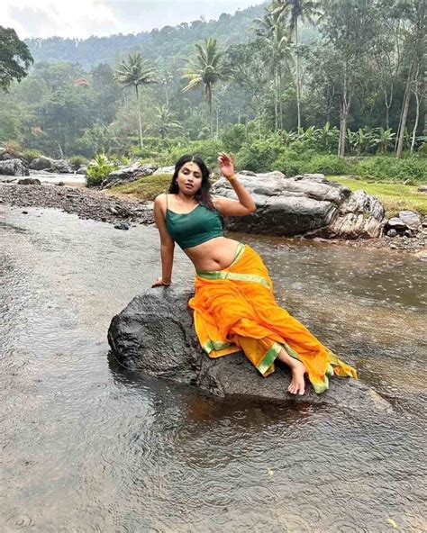 Anicka Vikhraman Spicy Navel Exposed In Wet Saree Glamsundari In