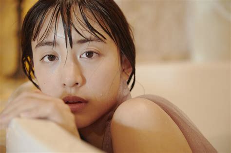 女優・山本美月が魅せる大人の表情 ファースト写真集『mizuki』未収録カットを公開 Sirabee