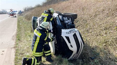 Auto mit 2 Personen und 2 Hunden an Bord überschlägt sich auf der A5