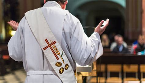 El Curioso Gesto De Este Sacerdote Sorprendi A Los Feligreses En Misa