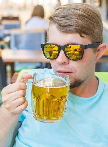 Hombre Bebiendo Cerveza Apuesto Joven Bebiendo Cerveza Mientras Est