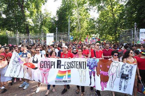 Il Gay Pride Invade Il Centro Di Bologna CorrierediBologna It