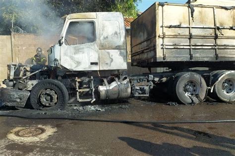 Carreta é destruída por incêndio em Ourinhos vídeo Bauru e Marília G1