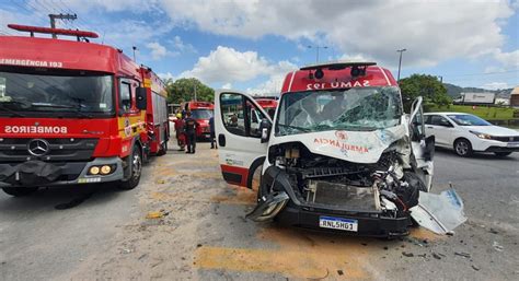 VÍDEO Motorista de ambulância do Samu e enfermeiro ficam feridos após