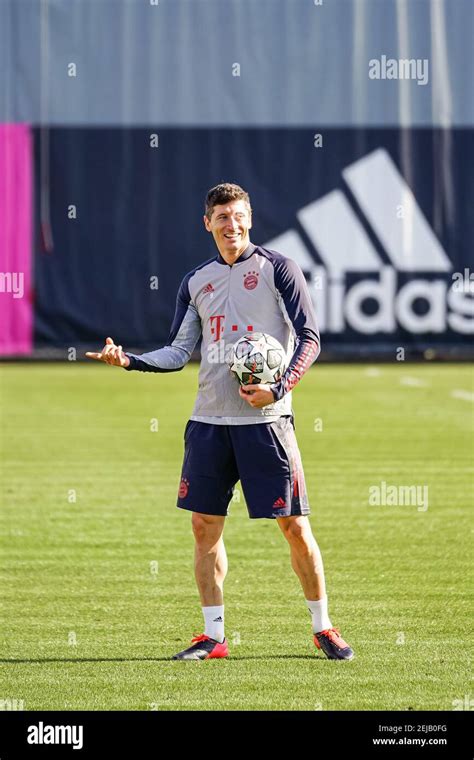 Lewandowski Training Hi Res Stock Photography And Images Alamy