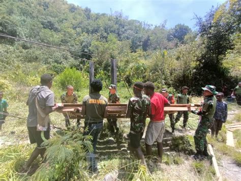 Koramil 1714 02 Ilu Melakukan Perbaikan Jembatan Gantung Foto 2