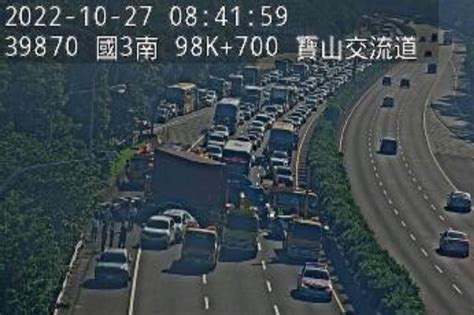 【快訊】國道3號新竹寶山段南向連環車禍 1大車、8小車撞成一團全線塞爆