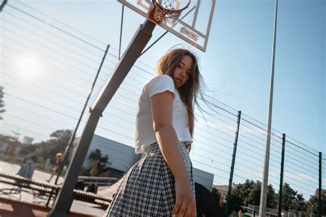 Mujer Con Camisa Blanca Y Falda A Cuadros Azul Y Blanco Rompecabezas