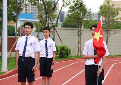 佛山首家港澳子弟学校250多名新生参加开学升旗礼