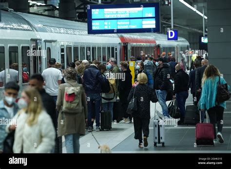 Berlin Deutschland September Reisende Steigen Am Hauptbahnhof