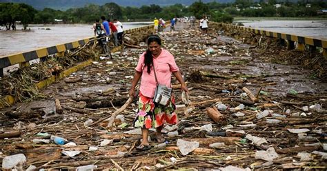 Eta Deja Unos 100 Muertos Y Decenas De Desaparecidos En Aldea De