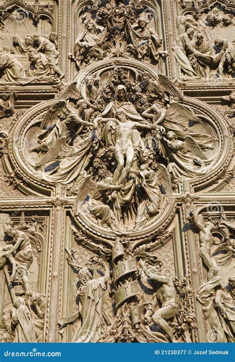 Milano Detalle De La Puerta De Bronce Pieta Imagen De Archivo