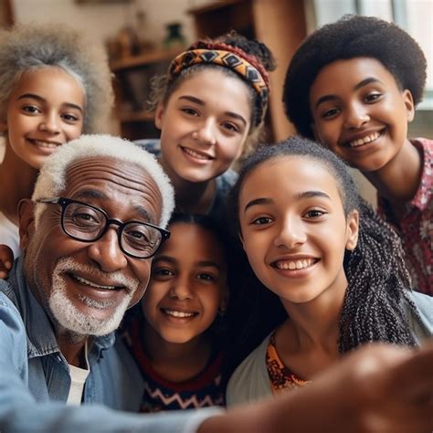 Retrato Feliz Familia Y Diversidad Selfie O Sonrisa Con Ni Os Y Abuelo