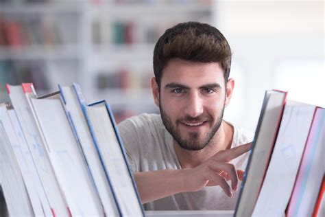 Estudante Estuda Na Biblioteca Da Escola Foto De Stock No Vecteezy